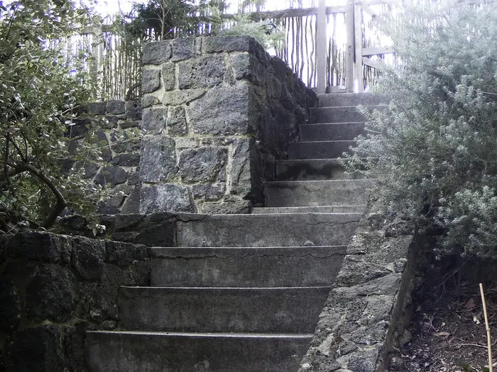 Entrance steps and cheek wall built of bluestone — the stone in use on stairs (photo: S3330190, CC BY-SA 3.0, via Wikimedia Commons)