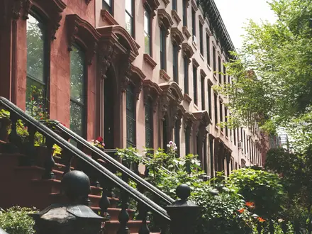 Brownstone stoop and cast-iron railing (brklyn_brwnstne.jpg)